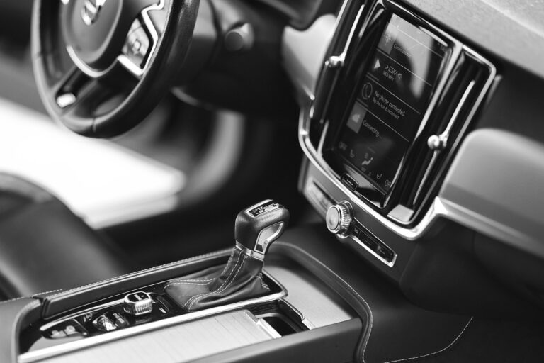 Comment la digitalisation et les solutions logicielles modernisent la gestion automobile ?