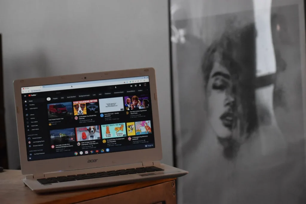 Interface de création de site web assistée par intelligence artificielle sur un écran d'ordinateur portable