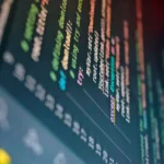 Lire les logs d’un serveur : trouver l’erreur au milieu du bruit