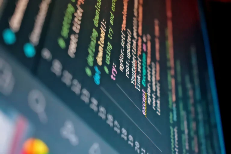Lire les logs d’un serveur : trouver l’erreur au milieu du bruit